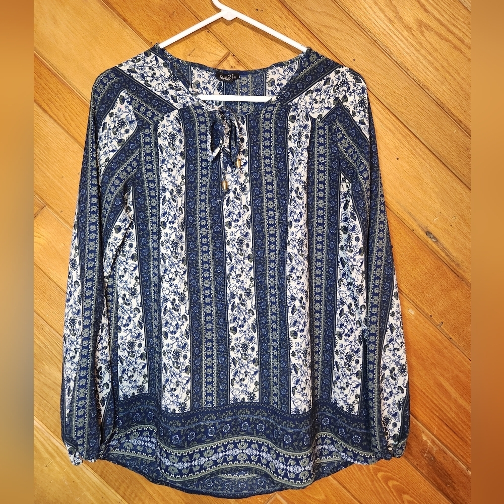 Rue 21 blue and white floral striped long sleeve blouse size medium